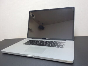 MacBook Pro 17インチ Mid 2009 (Apple) 2009年 | 古いハードに囲まれ ...
